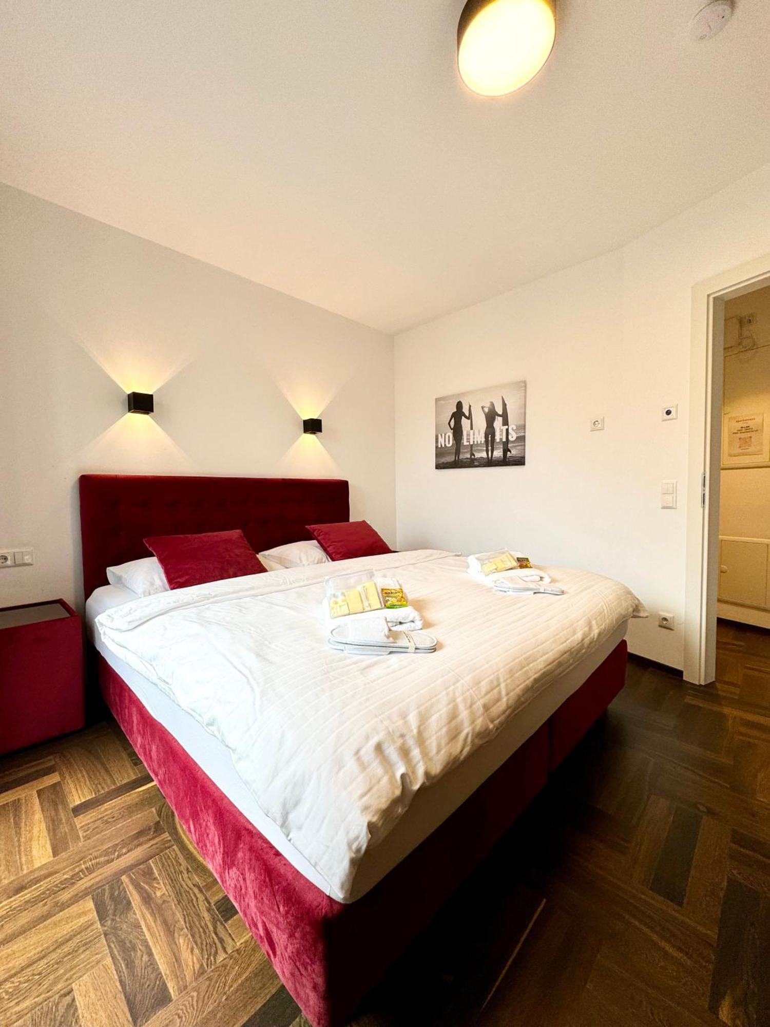 Moeblierte + Parkplatz Und Terrasse Appartement *